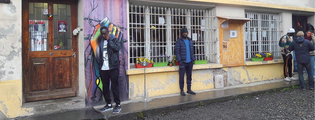 Imigranci przed ośrodkiem dla uchodźców w Briançon fot. Katarzyna Stańko