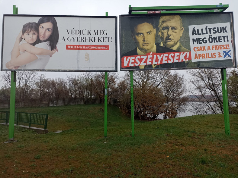 Węgrzy skupiają się wyborach. Na zdjęciu bilbordy wyborcze opozycji i węgierskiej partii rządzącej Fidesz 