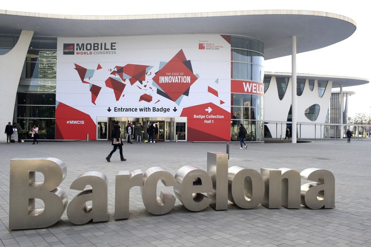 Targi Mobile World Congress w Barcelonie, to jedno z najważniejszych wydarzeń w świecie technologii mobilnych. To właśnie tu każdego roku najwięksi producenci prezentują swoje nowe flagowe smartfony oraz inne urządzenia mobilne. To w Barcelonie rodzą się najważniejsze rynkowe trendy i rozwiązania. Organizatorem targów jest stowarzyszenie GSM Association. Pierwsza edycja imprezy miała miejsce w 1987 roku. Co roku, Barcelonę odwiedza ponad 60 tysięcy uczestników Mobile World Congress.