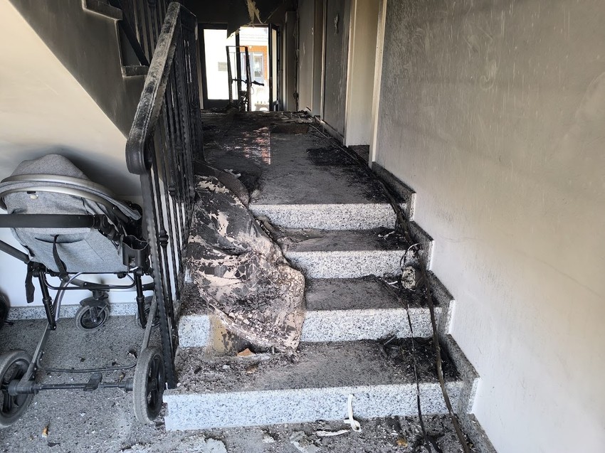 Ulaz u zgradu u Surčinu u kojoj je jutros izbio požar.