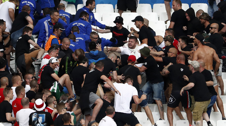 A magyar szurkolók a meccs előtt a biztonságiakkal kerültek összetűzésbe /Fotó: AFP