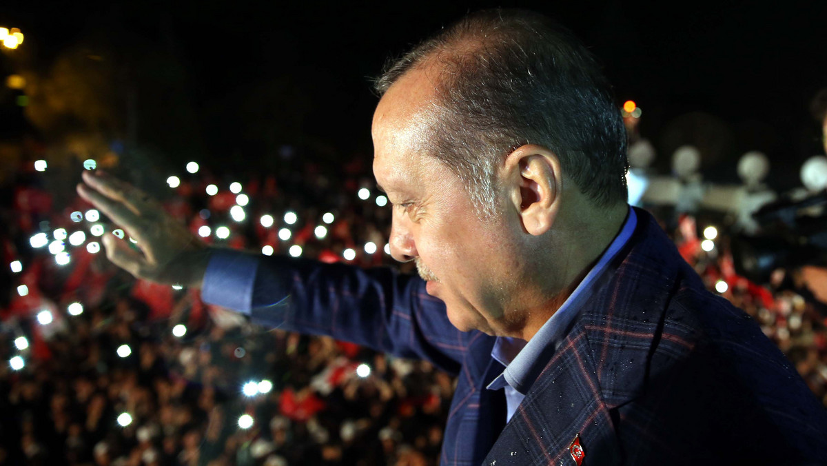 Karty do głosowania i koperty wykorzystane do przeprowadzenia w Turcji referendum zostały dostarczone przez Najwyższą Komisję Wyborczą (YSK) i były ważne - podała YSK. Odrzuciła tym samym zarzuty części opozycji, jakoby doszło do nieprawidłowości.