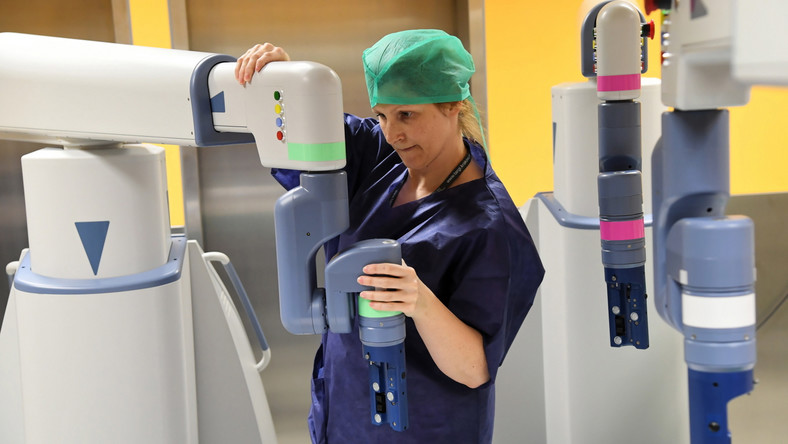 Instrumentariuszka Anna Nowak przy jedynym w Polsce robocie chirurgicznym Senhance, marki Transenterix