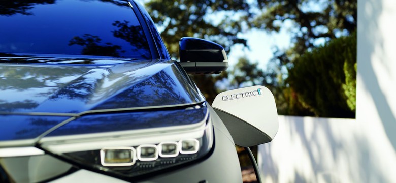 Toyota bZ4X ujawniona. Koniec kierownicy, dwie wersje mocy i duża trwałość napędu