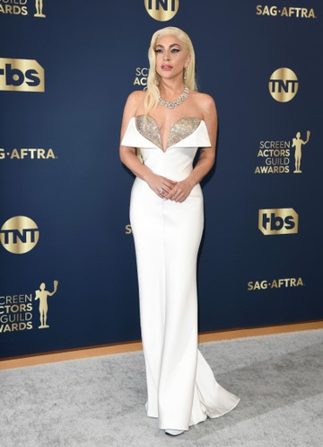  Lady Gaga Armani Privé ruhában