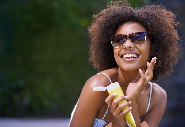 Woman applying sunscreen (transfercancun-airport)