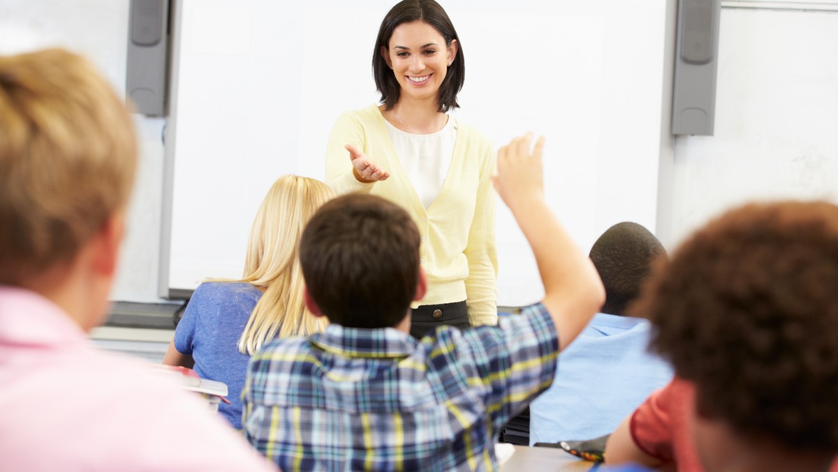 Maksymalne powiązanie teorii z praktyką i opieka mentora - to filary nowoczesnego kształcenia pedagogów. Na razie obejmą polonistów i matematyków - informuje "Puls Biznesu".