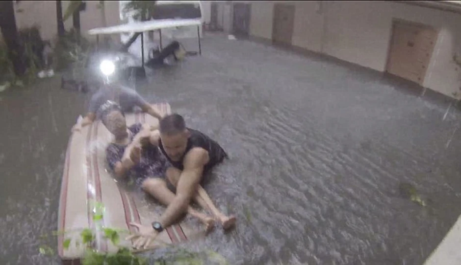 Ne plašeći se oborenih kablova, spsioci gaze kroz vodu do struka