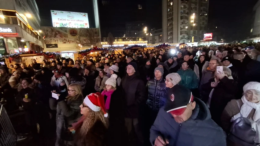 Građane Niša ni minus nije sprečio da se okupe na trgu