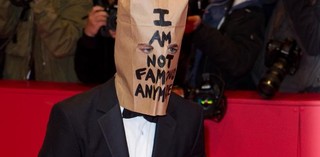 Shia LaBeouf promuje 'Nimfomankę' w papierowej torbie na głowie