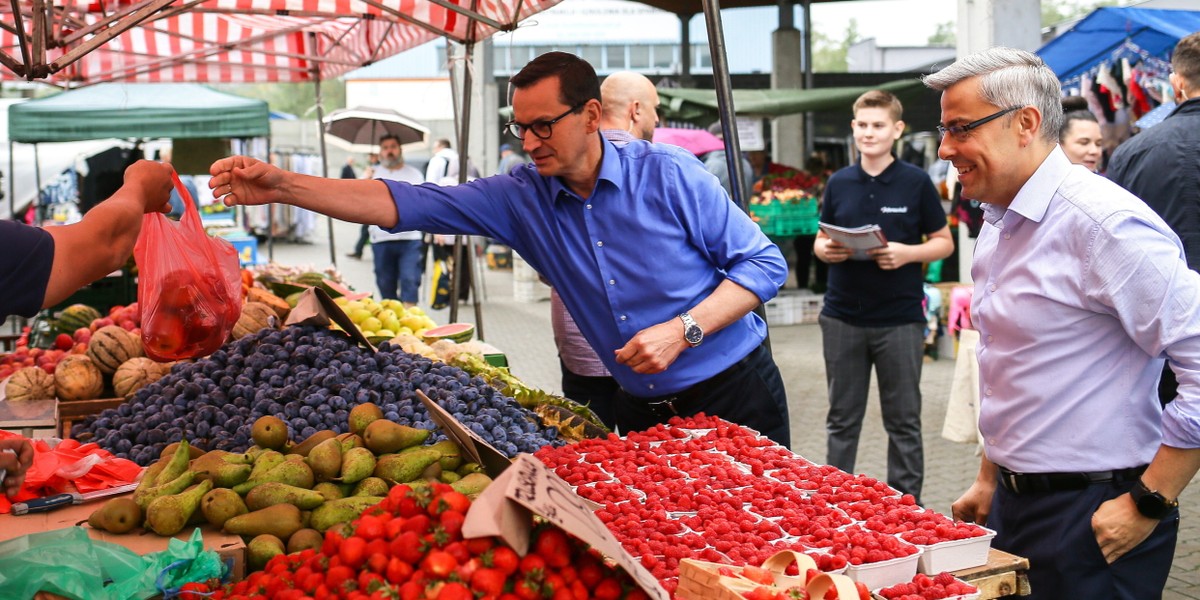 Premier Morawiecki odwiedził w sobotę targowisko w Knurowie.