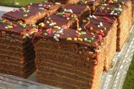 STARA SARAJEVSKA TORTA - bogata je i čokoladna, pravi se očas posla, a izgleda kao da je izašla iz VRHUNSKE POSLASTIČARNICE! Gosti će vam sigurno tražiti recept