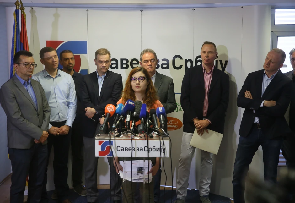 Mikrofon po glavi člana hora na konfenerciji Saveza za Srbiju 