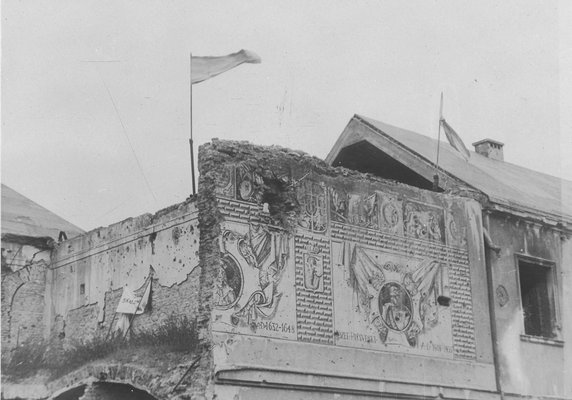 Rok 1947, zniszczone sgraffito