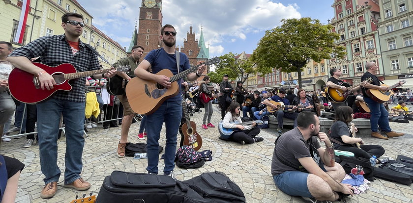 We Wrocławiu pobito Gitarowy Rekord Świata. Zagrało wspólnie aż 7676 gitarzystów! Jaki utwór? [PULS POLSKI]