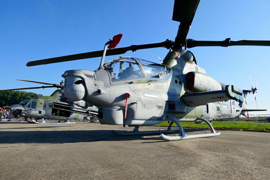 Następcami Mi-35 w czeskim lotnictwie wojskowym są nowe śmigłowce Bell AH-1Z produkcji amerykańskiej. W głębi widoczny UH-1Y, który przejmie funkcje transportowe