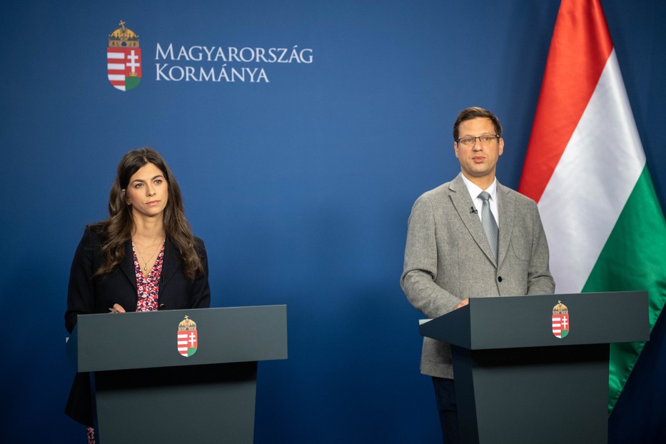 Gulyás Gergely Miniszterelnökséget vezető miniszter és Szentkirályi Alexandra kormányszóvivő / Fotó: MTI/Botár Gergely/kormany.hu