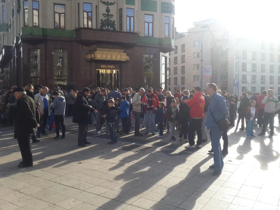 Na desetine ljudi okupilo se ispred Hotela Moskva