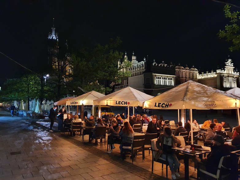 Rynek Główny w Krakowie. Ludzi jest tu całkiem sporo