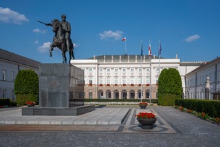 Rewolucja w prawie pracy z podpisem Prezydenta. Miliony Polaków zyskają prawo do dłuższego urlopu, wyższej odprawy, dodatków stażowych i nagród jubileuszowych.