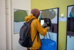 System kaucyjny w Polsce z problemami. Butelkomaty nie wyrabiają. Minister klimatu zapowiada zmiany w systemie kaucyjnym