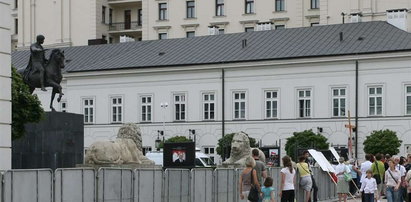 Ustawiono stalowy płot przed krzyżem