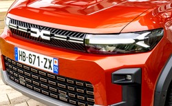 Nowa Dacia wjeżdża do Polski i tak wygląda. Pod maską sensacja