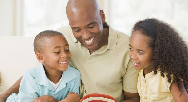 ___9087321___2018___11___9___10___father-and-children-reading