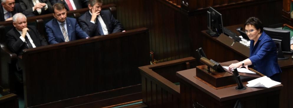 <b>TRANSPORT</b>
<br>
<br>
W 2014 roku oddanie do użytku ponad 160 km dróg ekspresowych; podpisanie umowy na budowę kolejnych 300 km.
<br>
<br>
W najbliższych tygodniach gotowa droga S8 z Wrocławia do Sieradza.
<br>
<br>
Do końca 2015 roku oddanych zostanie 250 km dróg ekspresowych i podpisane zostaną umowy na kolejne 0,5 tys. km.
<br>
<br>
W latach 2014-2020 ma powstać w Polsce 1770 km autostrad oraz dróg ekspresowych i 35 obwodnic za blisko 93 mld złotych. Oddanie do użytku pełnej sieci autostrad A1, A2 i A4 i dróg ekspresowych (S3, S5, S6, S7, S8 i S17, cała obwodnica Warszawy)
<br>
<br>
Na święta Bożego Narodzenia czas przejazdu pociągiem z Gdańska do Warszawy ma wynieść poniżej 6 godz., zaś z Wrocławia do Warszawy w ok. 3 godz. 40 min., z Katowic i Krakowa do Warszawy w ok. 2 godz. i 30 min.
<br>
<br>
W 2015 roku na tory wyjadą całkowicie nowe składy pociągów o wartości 6 mld złotych. Na koniec kadencji ok. 70 proc. taboru PKP i Intercity będzie nowe lub zmodernizowane.
<br>
<br>
Zwiększanie przepustowości polskich portów, jak i poprawa infrastruktury dostępowej od strony lądu. Na te cele rząd wyda w roku 2015 ponad 1 mld złotych, a do końca 2020 ponad 11 mld złotych.
<br>
<br>
13,5 mld złotych do 2020 roku będzie przeznaczone na nowy tabor i linie tramwajowe dla polskich miast i polskich producentów taboru.