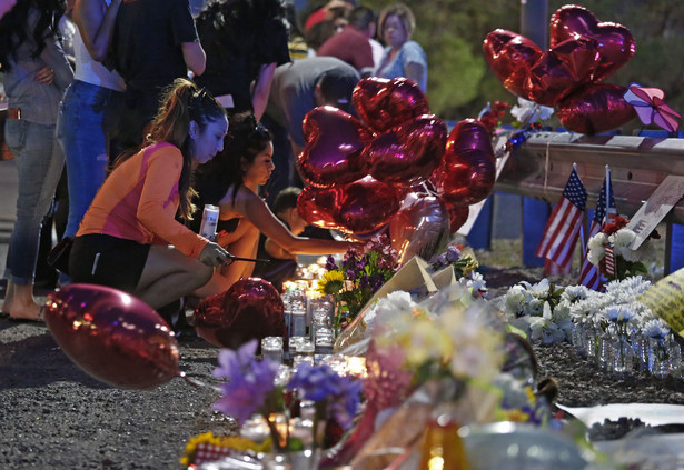 Rasowe napięcia to wielki problem, ale tragedie wynikają z powodu niekontrolowanego dostępu do broni palnej, jaki gwarantuje obywatelom USA druga poprawka do konstytucji.