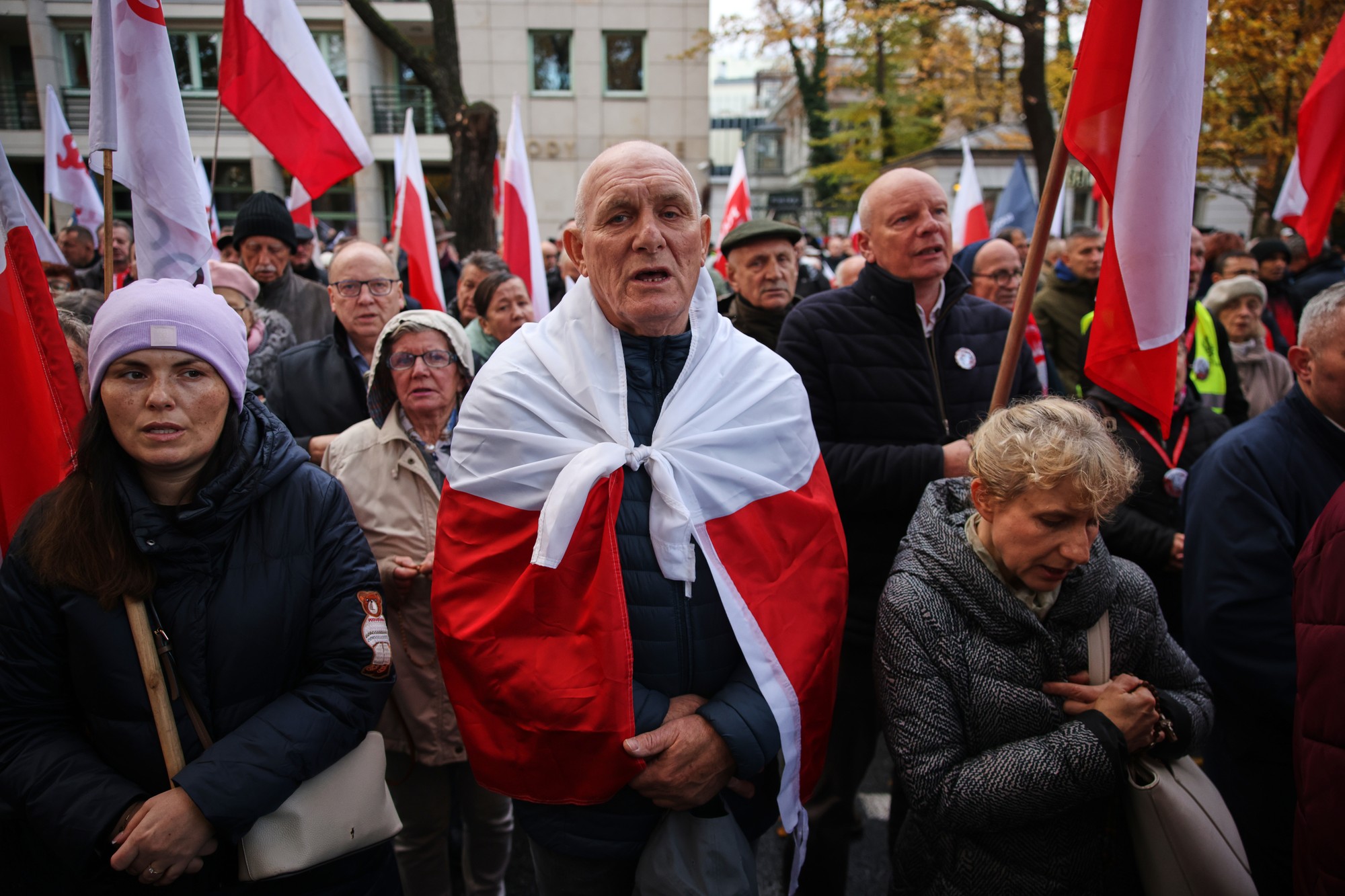 Demonštranti počas protestu pred poľským Ústavným súdom vo Varšave. 