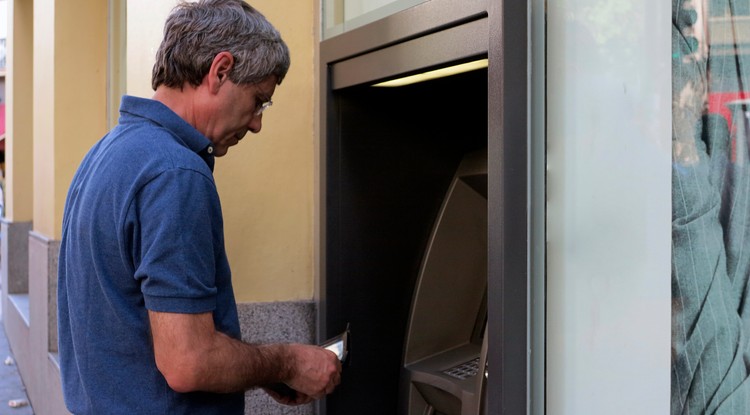 Havi kétszer, maximum 150 ezer forintot vehetünk fel pluszköltségek nélkül, de akár ezt a limitet is bővíthetjük