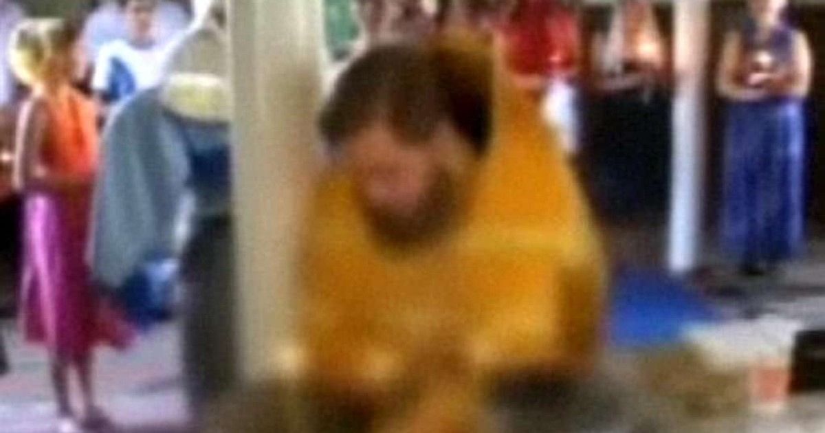 Крещение ребенка. Священник утопил младенца во время крещения. Женщина утонула в проруби на крещение. Ребенок утонул при крещении. Тело женщины утонувшей в проруби на крещение.