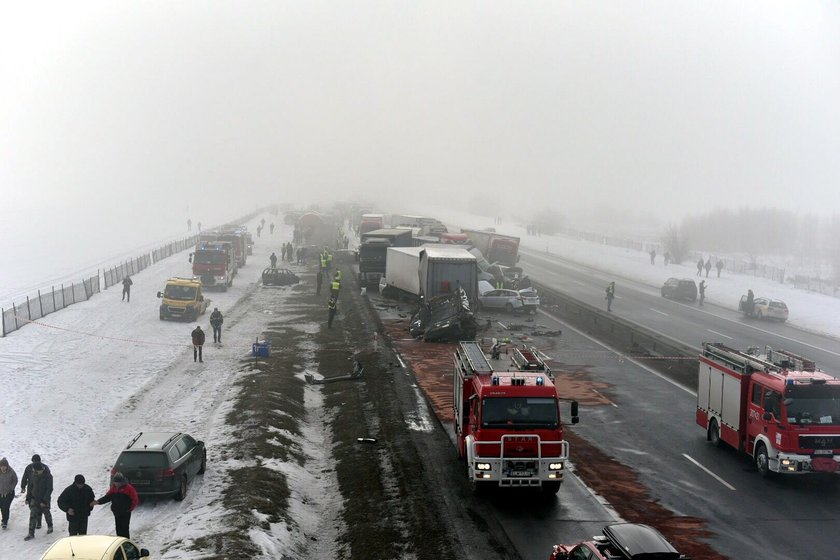 Karambol na A1. Ponad 70 rozbitych aut niedaleko Piotrkowa Trybunalskiego.