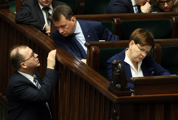 Premier Beata Szydło, minister spraw wewnętrznych Mariusz Błaszczak i poseł Andrzej Jaworski