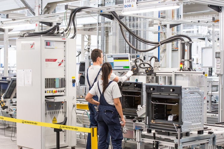 Zarówno wrocławska fabryka, jak i jej hiszpański partner złożyły wnioski o upadłość układową w sądzie w San Sebastian, które zostały pozytywnie rozpatrzone. Pracę we wrocławskiej fabryce straciło ponad 800 osób.<br><br> pdo/ pad/<br>fot. (mk/nlat) PAP/Maciej Kulczyński