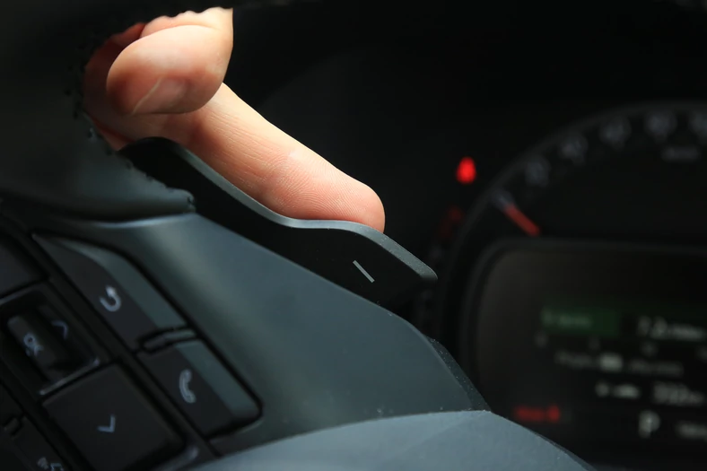 Łopatki przy kierownicy pozwalają na manualną zmianę siedmiu wirtualnych biegów