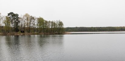 Łódka przewróciła się na jeziorze. Trwają poszukiwania nastolatki