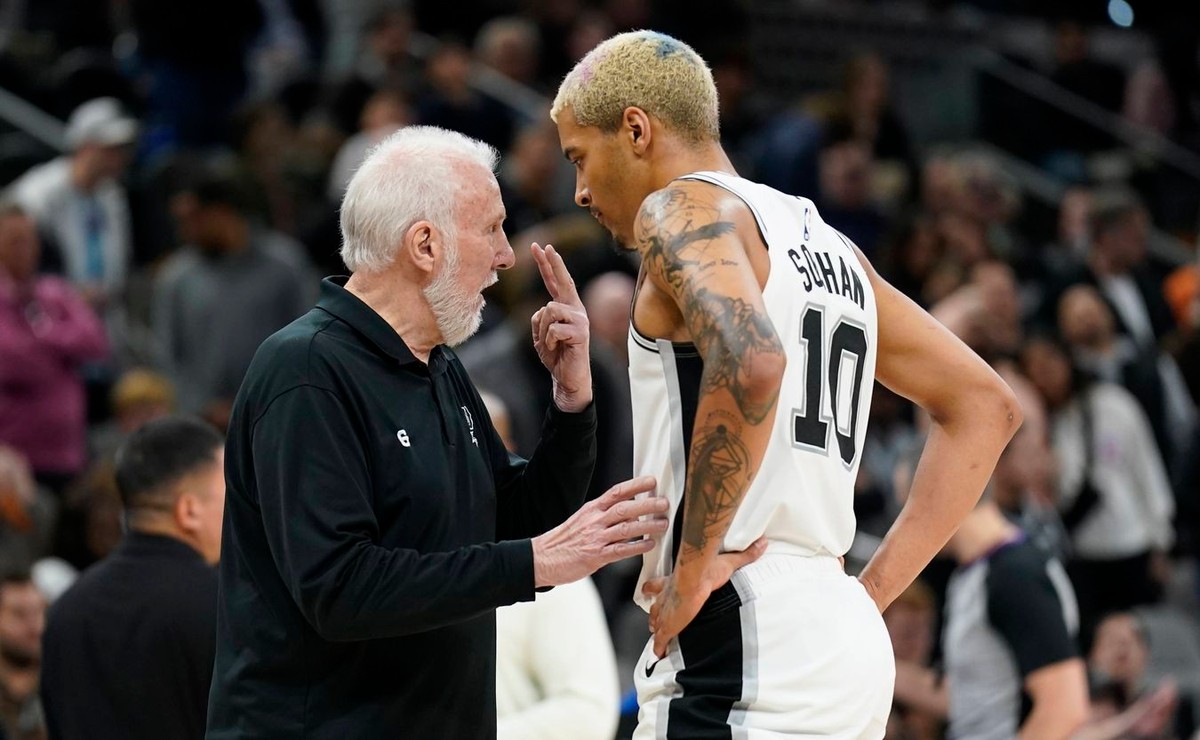 Trener Gregg Popovich i Jeremy Sochan