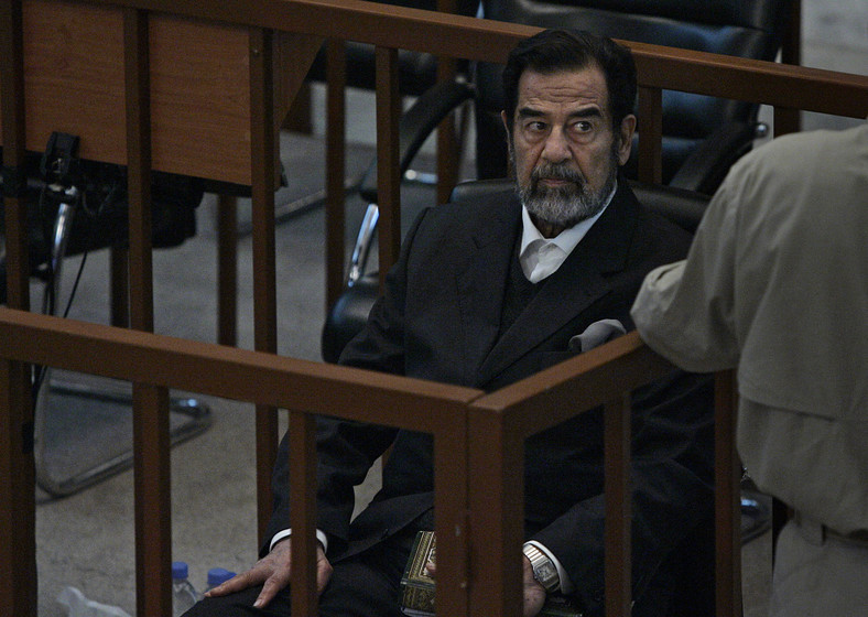 Saddam Husajn podczas procesu, 2006 r.