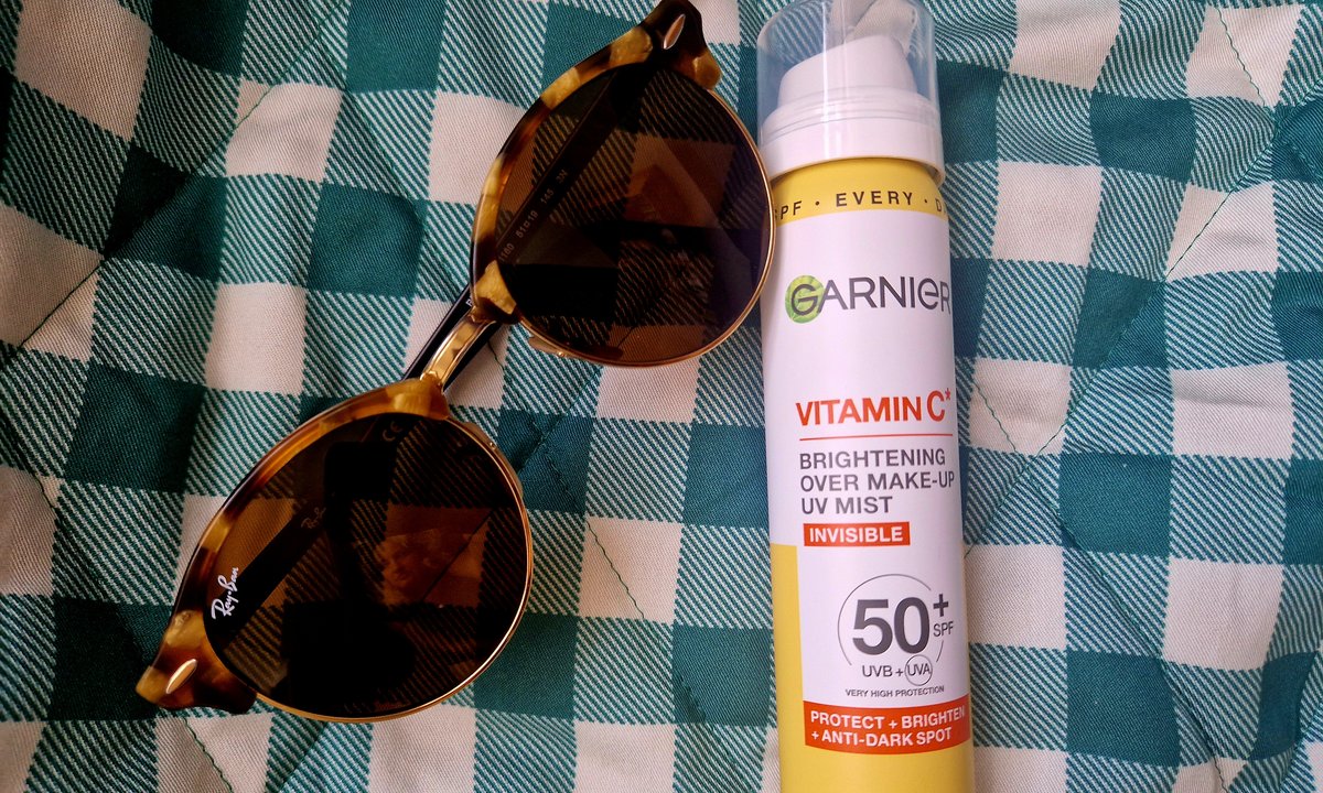 Testuję mgiełkę z SPF Garnier: nie bieli, nie tłuści, sprawdza się na makijaż, ratuje mnie przed plamami po słońcu