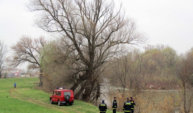 Vatrogasci spasioci pretražuju priobalje Nišave