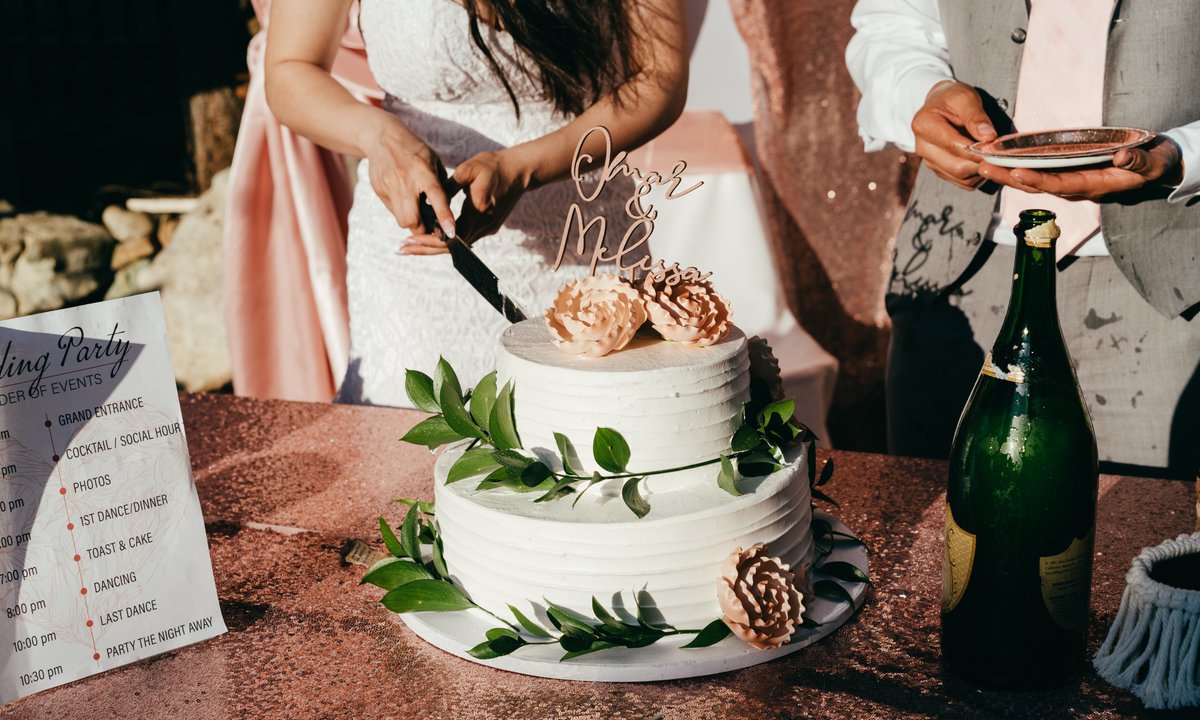 Jeśli pan młody zrobi to podczas krojenia tortu, to zły znak. Związek może nie przetrwać