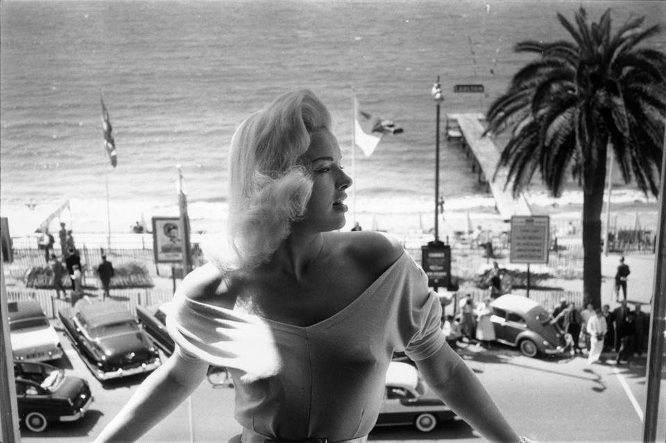 Blond piękność Diana Dors podczas Festiwalu Filmowego w Cannes