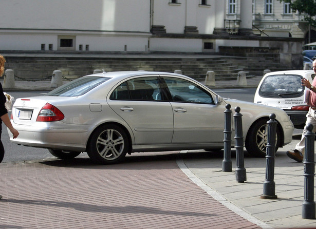 Dariusz Dziekanowski parkuje jak łoś