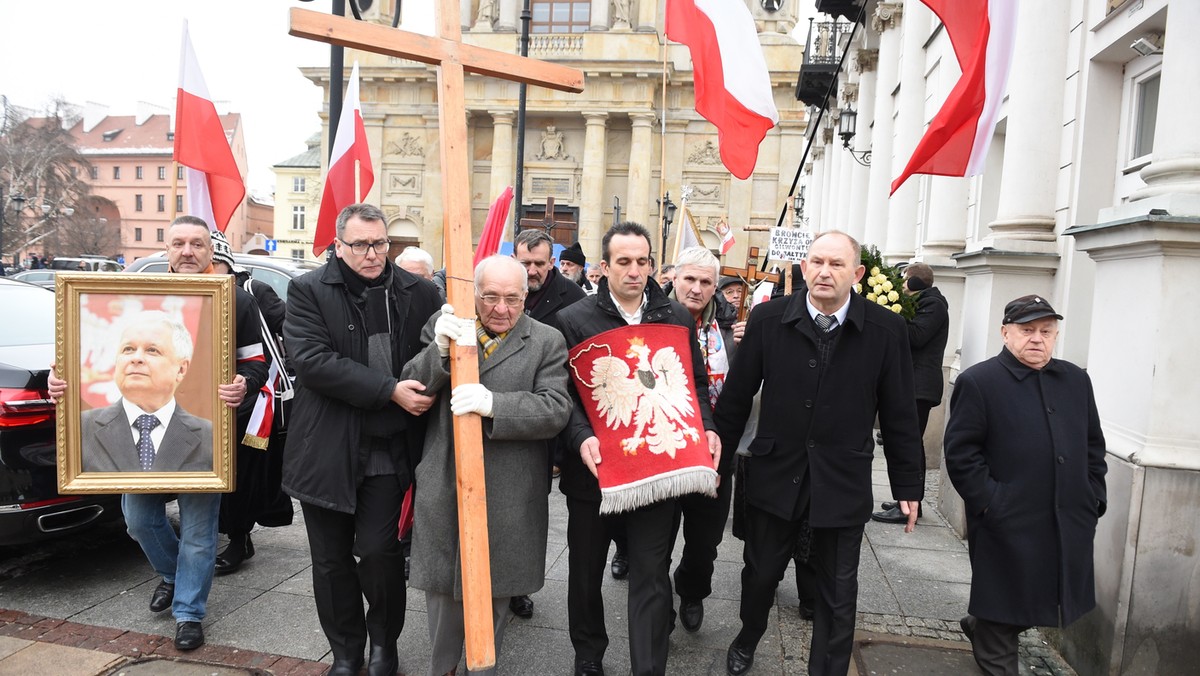 Prezes PiS Jarosław Kaczyński, marszałek Sejmu Marek Kuchciński, szef MON Mariusz Błaszczak oraz inni politycy PiS uczcili pamięć ofiar katastrofy smoleńskiej. W 94. miesięcznicę katastrofy odprawiona została msza św. w intencji ofiar; złożono kwiaty przed Pałacem Prezydenckim.