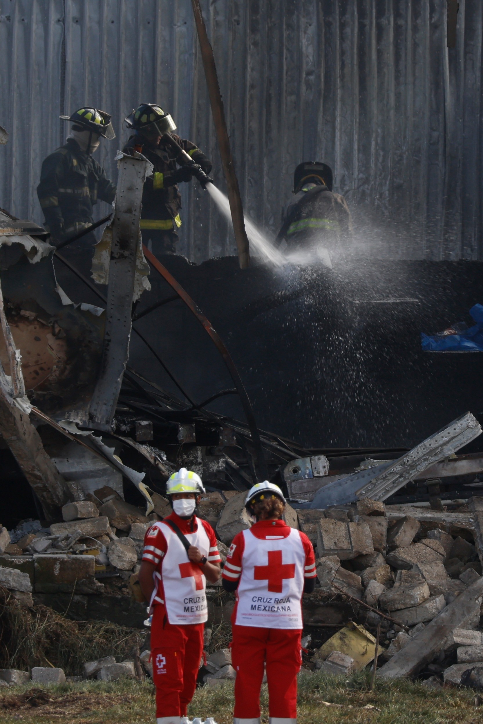 Pri havárii malého lietadla v strednom Mexiku zahynulo v pondelok najmenej sedem ľudí.