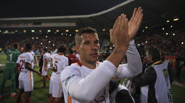 Lukas Podolski Isztambulban tapsol, Kölnben pedig őt tapsolták meg /Fotó: AFP