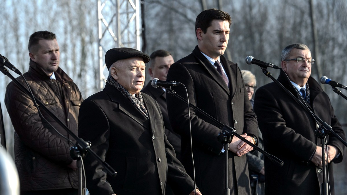 Mieszkanie jest warunkiem wolności – mówił dziś prezes PiS Jarosław Kaczyński w Białej Podlaskiej (Lubelskie), gdzie wraz z wicepremierem Mateuszem Morawieckim oraz ministrem infrastruktury i budownictwa Andrzejem Adamczykiem wziął udział w inauguracji rządowego programu Mieszkanie plus.