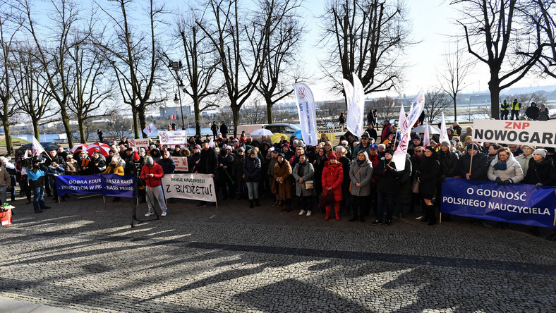 Ponad sto osób zebrało się dziś przed Zachodniopomorskim Urzędem Wojewódzkim w Szczecinie na zorganizowanej przez Związek Nauczycielstwa Polskiego pikiecie, mającej przypomnieć o ubiegłorocznym strajku nauczycieli i o postulatach pracowników oświaty.